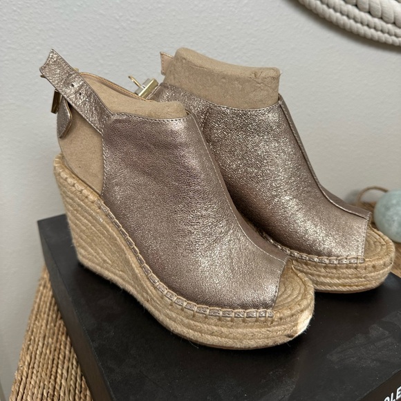 NEW Kenneth Cole Bronze Wedge Sandals - Picture 1 of 6